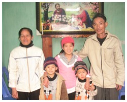 Món quà đầu năm của Caritas Vinh cho một gia đình nghèo