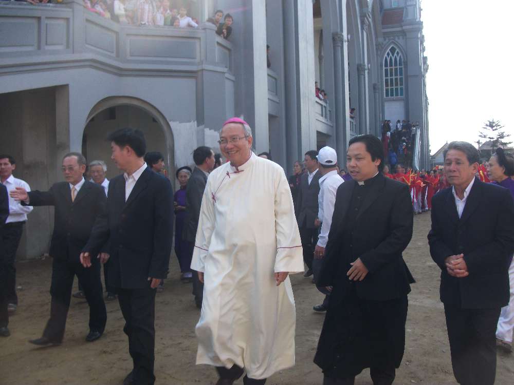 Đức cha Paul Nguyễn Thái Hợp thăm mục vụ giáo xứ Trung Nghĩa - Kim Đôi