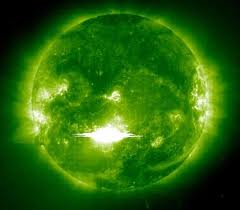 Bão mặt trời cực mạnh sắp tấn công trái đất