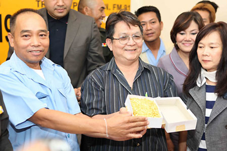 Thái Lan xôn xao chuyện lái xe taxi trả 8,2kg vàng cho khách