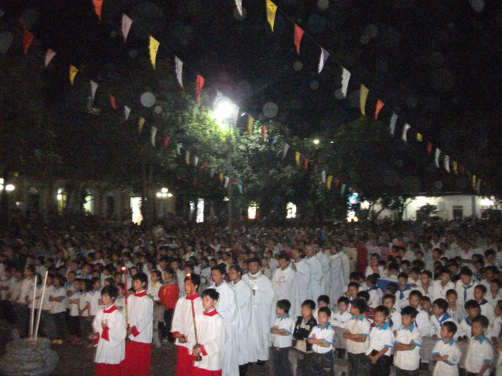 Giáo xứ Trung Nghĩa : Khai mạc tuần chầu lượt