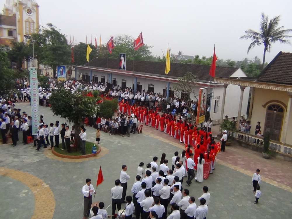 Ký sự ảnh: Thứ 7 tuần chầu giáo xứ Trung Nghĩa