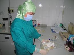 Bác sĩ pha loãng máu bán cho bệnh nhân bị đình chỉ