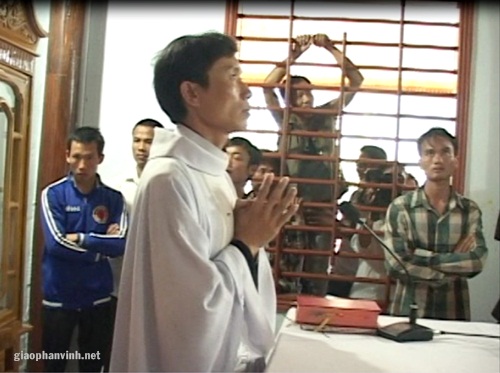 Giáo điểm Con Cuông - Nghệ An: tiếp tục bị quấy phá, linh mục và giáo dân bị ngăn cản cử hành Thánh lễ