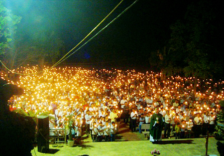 Ngàn vạn ánh nến nguyện cầu hướng về giáo điểm Con Cuông