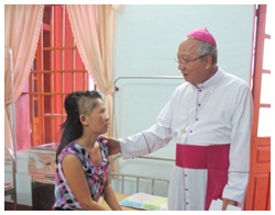 Đức Giám mục Phaolô thăm giáo dân bị đánh trọng thương trong vụ Con Cuông