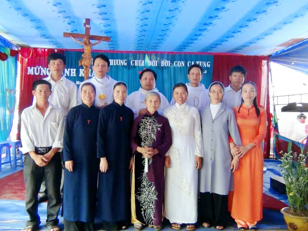 Mùa hoa Tận hiến nở rộ trên giáo xứ Trung Nghĩa, 8/ 2012