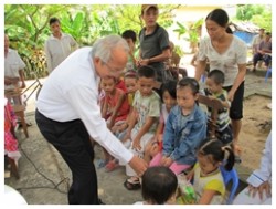 Đức Giám mục Giáo phận thăm trại phong Quỳnh Lập