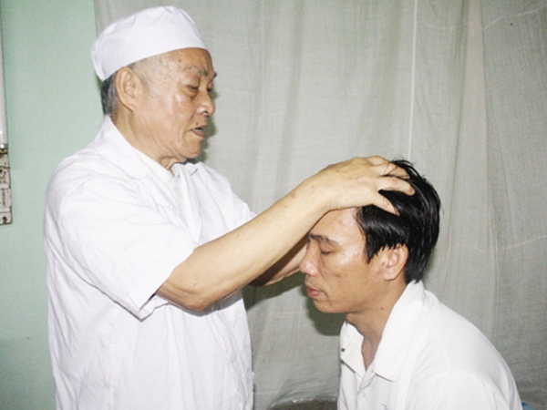 Ông cụ chữa bệnh bằng tay