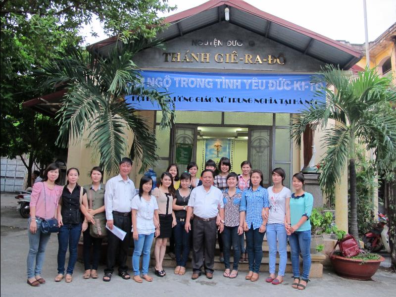 Cộng đoàn di dân Hà Nội chụp hình với Cha quản xứ