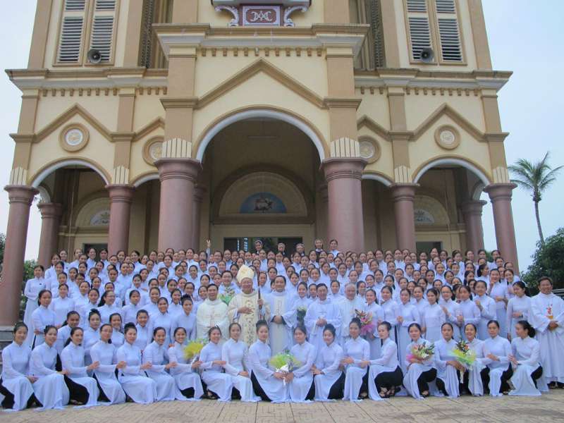 Đệ tử viện dòng Mến Thánh Giá Vinh mừng lễ quan thầy