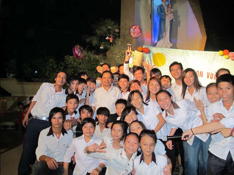 Thiếu nhi giáo xứ Trung Nghĩa vui tết Trung Thu 'Nụ cười cho em'