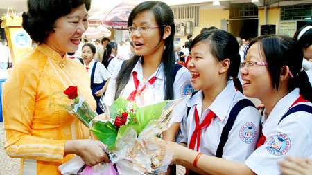 Tặng hoa thầy cô nhân ngày 20/11: Có nên cấm?