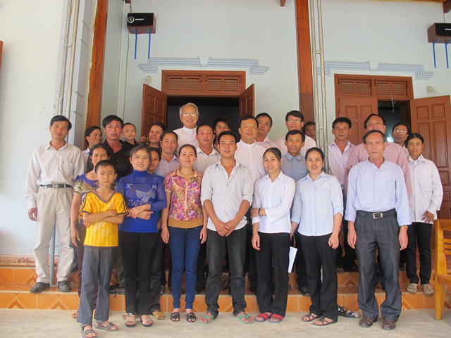 Đức Giám Mục Phaolô Cầu nguyện trước tượng Mẹ