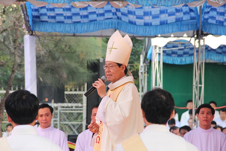Đức cha Khảm giảng lễ