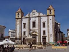 Bên ngoài nhà nguyện bằng xương