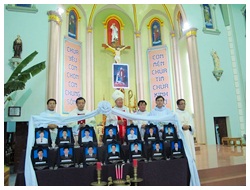 Đức Cha Nguyễn Thái Hợp thăm và dâng lễ cầu cho các nạn nhân chìm tàu Quảng Bình