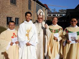 Linh mục sống nghèo để có tiền giúp người nghèo