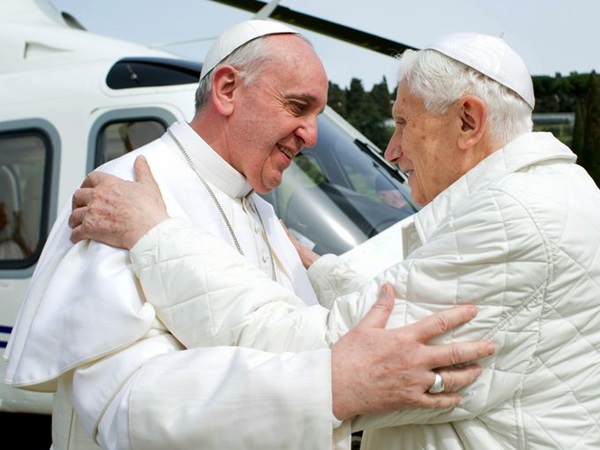 Cuộc gặp gỡ lịch sử chưa từng có giữa hai vị Giáo Hoàng