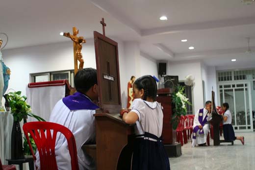 Giải đáp phụng vụ: Trẻ em viết tội ra giấy và đề tên được không?