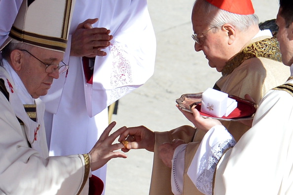 ĐHY Sodano trao nhẫn Ngư Phủ