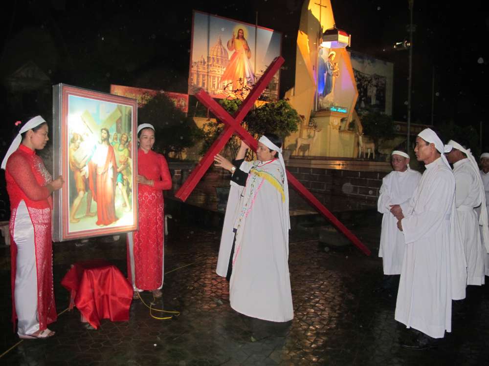 Cha quản xứ vác chặng thứ nhất