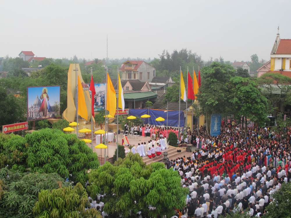 Cao điểm tuần chầu giáo xứ Trung Nghĩa: Đại lễ Kính Lòng Thương Xót Chúa