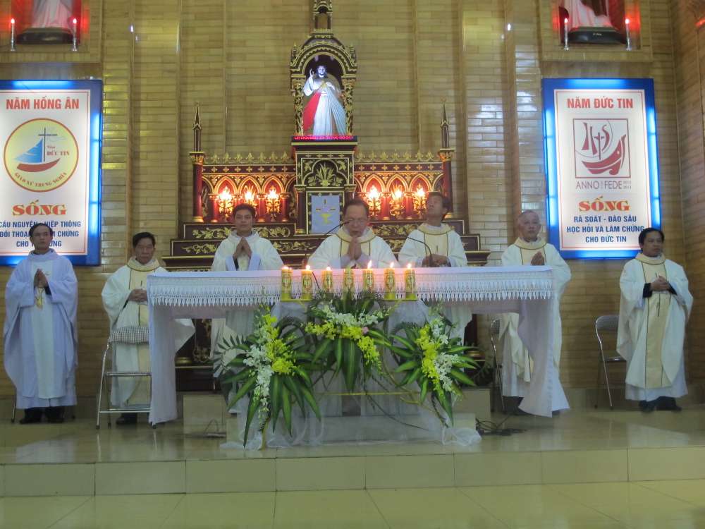 Giáo xứ Trung Nghĩa khai mạc tuần chầu lượt năm 2013