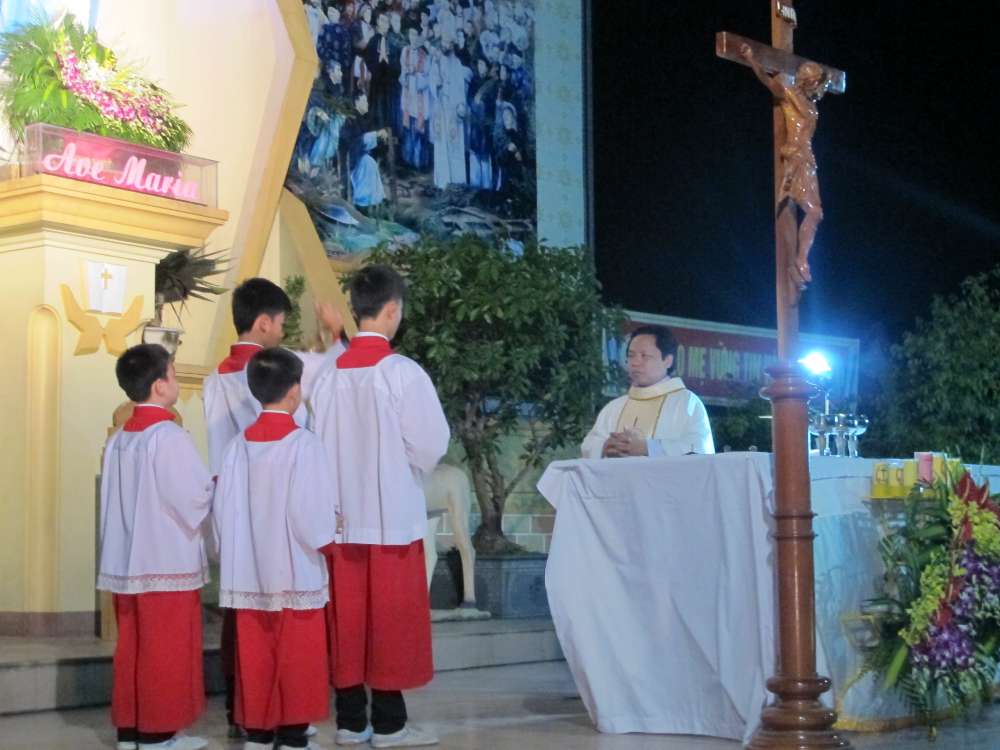 Vào tháng Mẹ, học sinh họ Trị sở và linh tộc Giu-se mừng lễ Bổn mạng