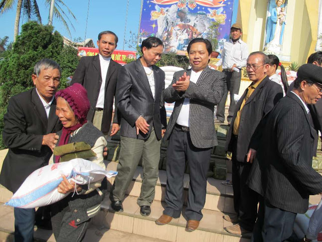 Ban bác ái giáo xứ Trung Nghĩa phát quà cho 300 người nghèo