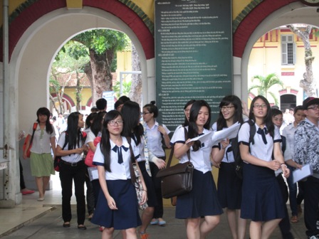 Học sinh vui vẻ thi xong môn văn