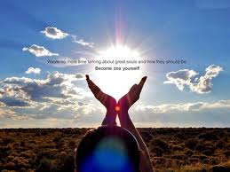 Con dang tay cầu cùng Chúa