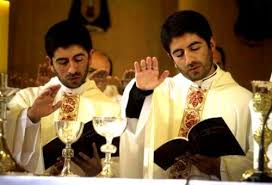 Được cứu sống nhờ mẹ từ chối phá thai, anh em song sinh người Chilê giờ đã là linh mục