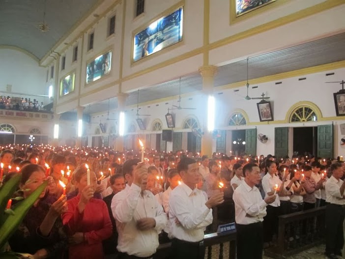 Cha quản xứ Phaolô và cộng đoàn trong giờ cầu nguyện