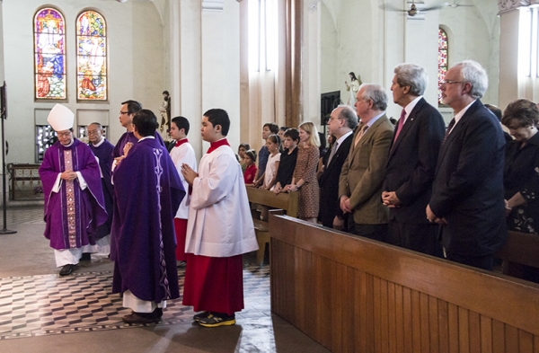Ngoại trưởng Hoa Kỳ tham dự Thánh lễ tại Nhà thờ Đức Bà Sài Gòn