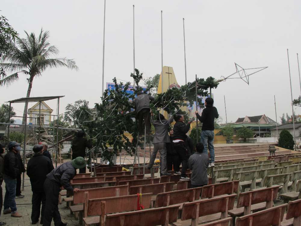 Hình ảnh công tác chuẩn bị đón mừng lễ Giáng sinh tại giáo xứ Trung Nghĩa