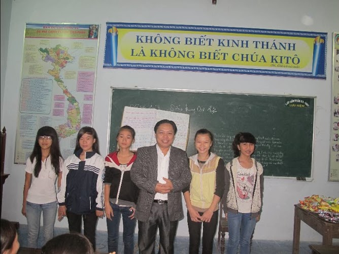 Ban ca đoàn thiếu nhi chụp hình với cha xứ