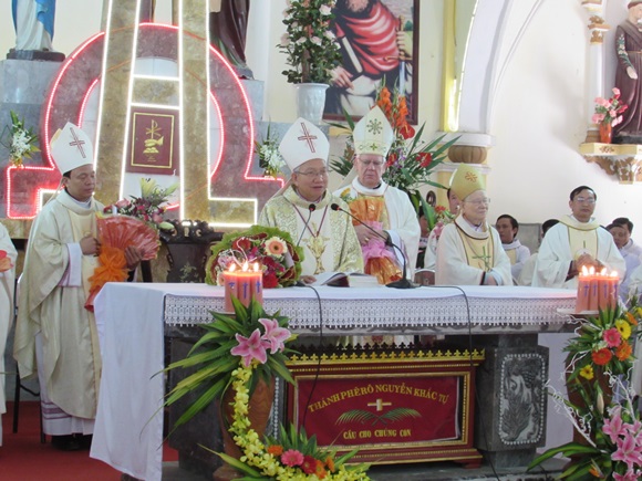 Linh mục đoàn và Hội đồng mục vụ các giáo xứ mừng tất niên tại TGM Xã Đoài