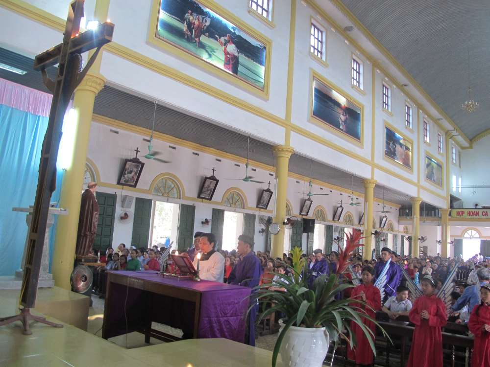 Cha quản xứ Phao-lô ngắm khai mạc