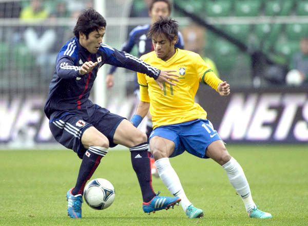 Cổ động viên Nhật Bản dọn rác sau trận đấu ở World Cup 2014