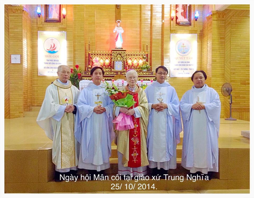 Kỷ niệm trước cung thánh xứ Trung Nghĩa