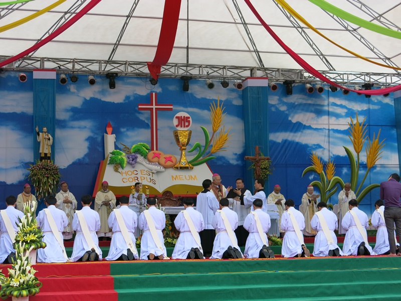 GP.VINH: Truyền chức 25 tân Linh mục tại Đại Chủng viện Vinh Thanh và những sự kiện lịch sử