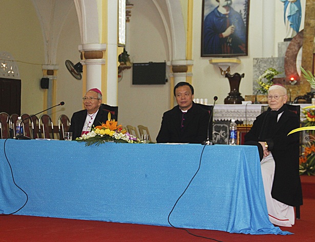 Linh mục đoàn cùng đại diện HĐMV các giáo xứ hội ngộ tất niên Giáp Ngọ và chúc tết Ất Mùi tại Tòa Giám Mục