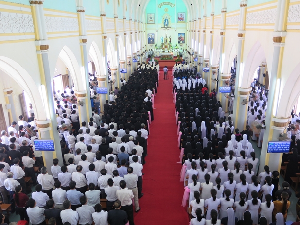 Đại lễ Truyền Dầu và khai mạc Năm Thánh kỷ niệm 170 thành lập giáo phận Vinh