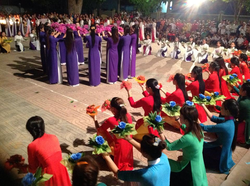 Gx. Ngọc Long dâng hoa cộng đồng