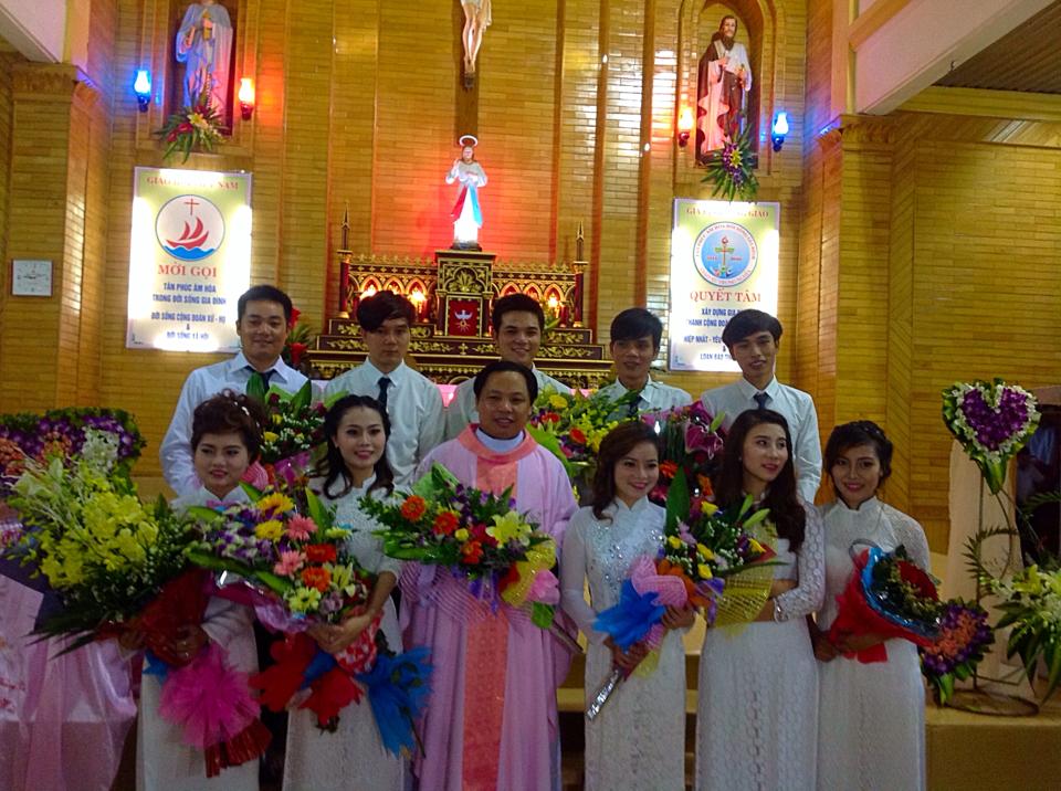 Cô dâu chủ rể có nên đọc sách thánh?