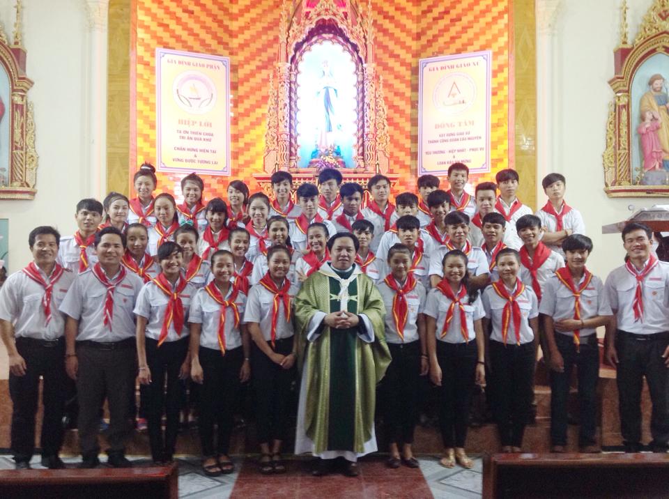 Lễ tuyên hứa và trao khăn cho huynh trưởng Thiếu Nhi Thánh Thể Giáo xứ Ngọc Long