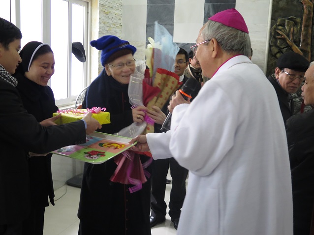 Gia đình Giáo phận Vinh mừng Đại thọ 90 tuổi Đức cha Phaolô Maria Cao Đình Thuyên và tất niên Ất Mùi