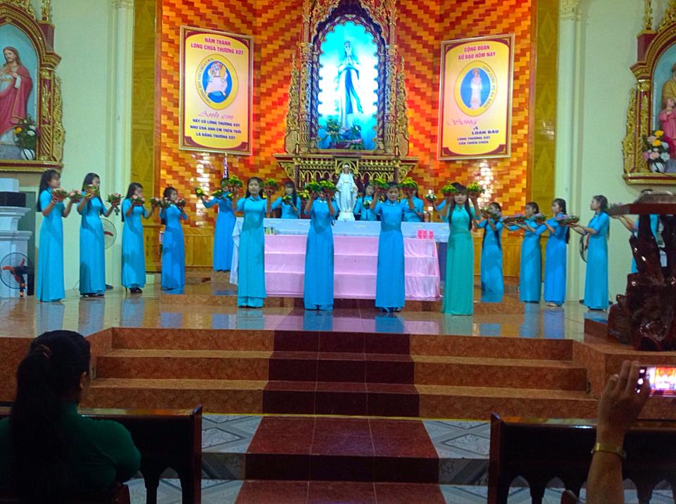 Giáo xứ Ngọc Long dâng hoa kết thúc Tháng Mẹ “Muôn sắc hoa quê hương dâng Mẹ”