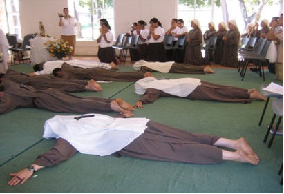 Đời sống thánh hiến với Lời Khấn